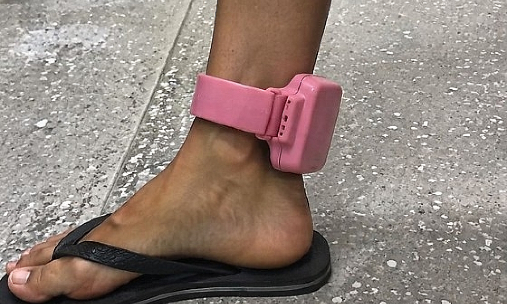 Nova proposta endurece monitoramento de agressores com tornozeleira diferenciada