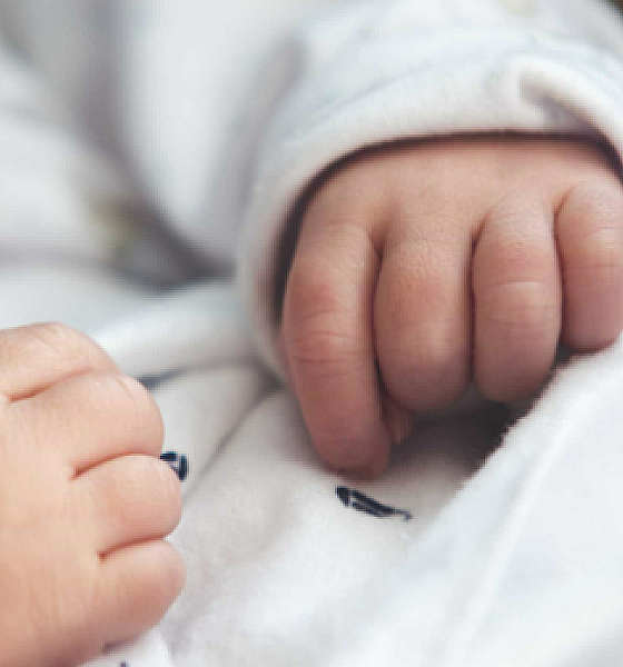 Mãe é presa após tentar esganar filha de 3 meses em MT