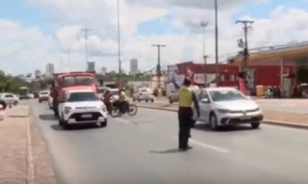 Ciclista é atropelado durante reportagem ao vivo sobre trânsito em Cuiabá (Vídeo)