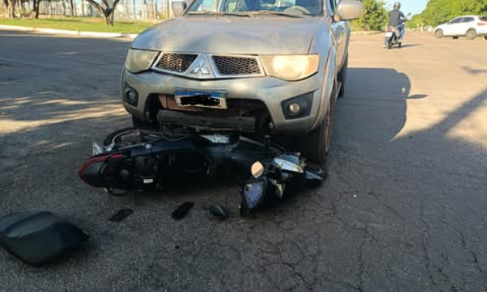 Colisão entre caminhonete e motocicleta deixa vítimas feridas em Jaciara
