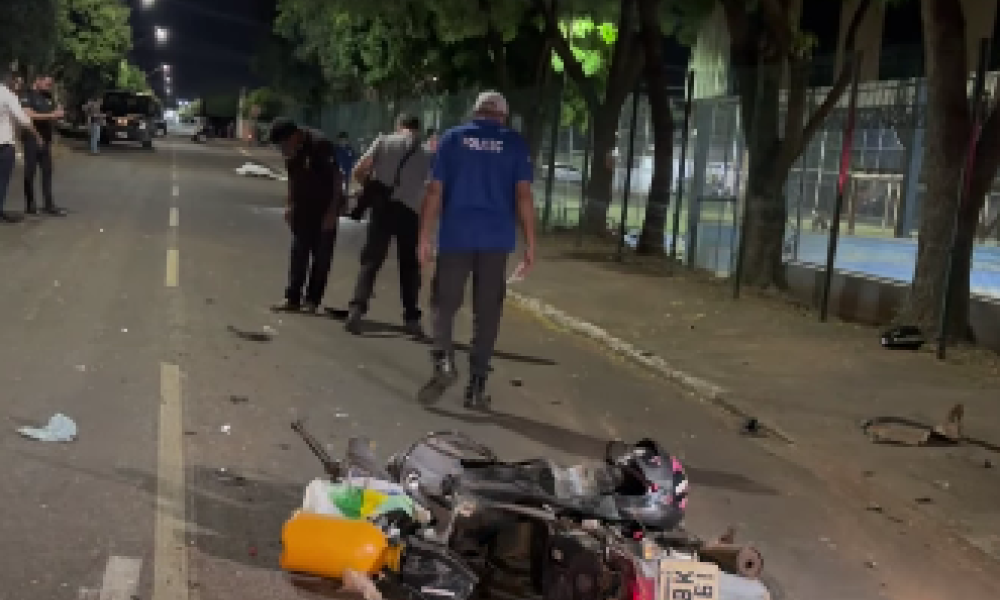 Suspeito rouba caminhonete, foge em alta velocidade e mata motociclista durante atropelamento