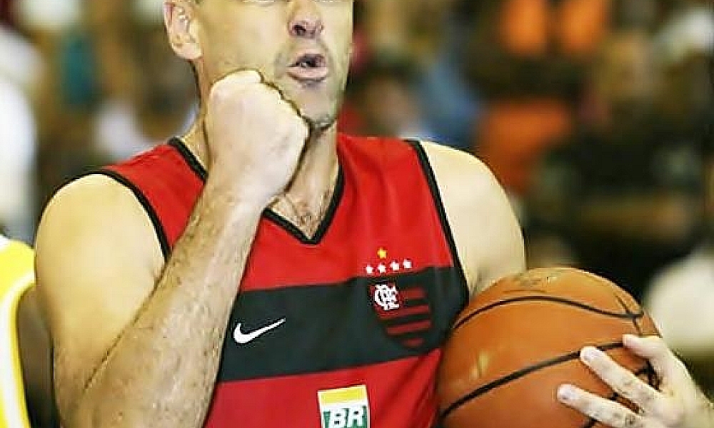 Ídolo do basquete, Oscar Schmidt é homenageado com camisa 14 aposentada no Flamengo