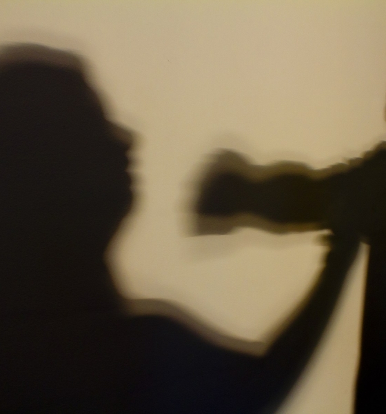 Jovem � espancada pelo namorado e socorrida pelos pais ap�s gritos de socorro em MT