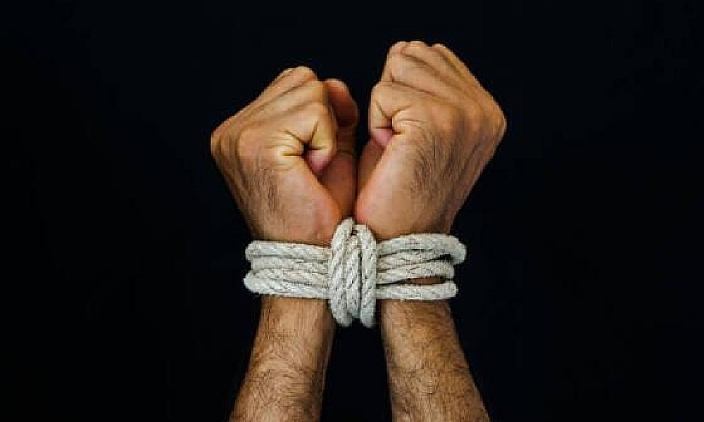 Pai é amarrado pelos filhos após agressões e ameaças em Cuiabá