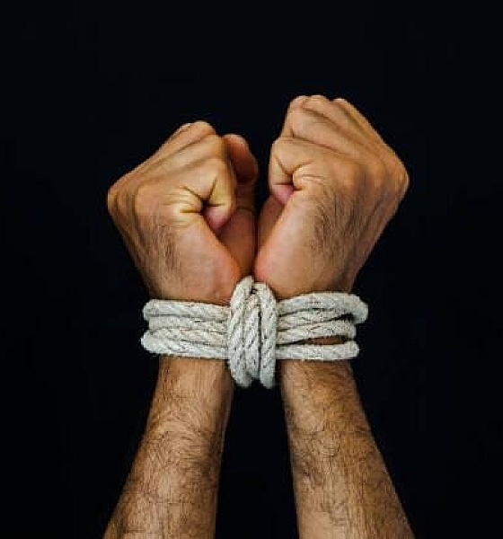 Pai é amarrado pelos filhos após agressões e ameaças em Cuiabá