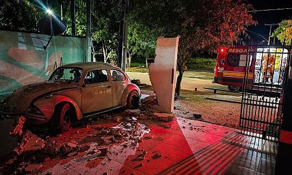 Fusca perde freio, invade cruzamento e derruba muro de residência em MT