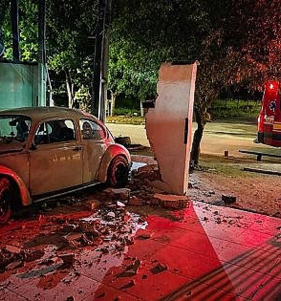 Fusca perde freio, invade cruzamento e derruba muro de residência em MT