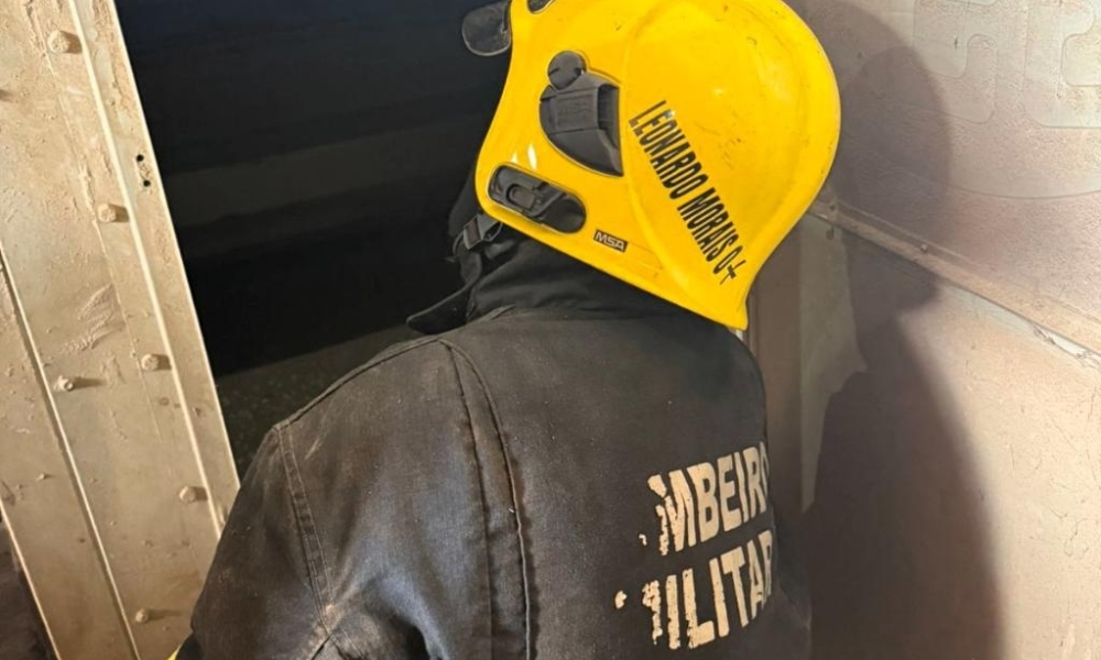 Corpo de Bombeiros combate incêndio em silo de grãos em Pontes e Lacerda