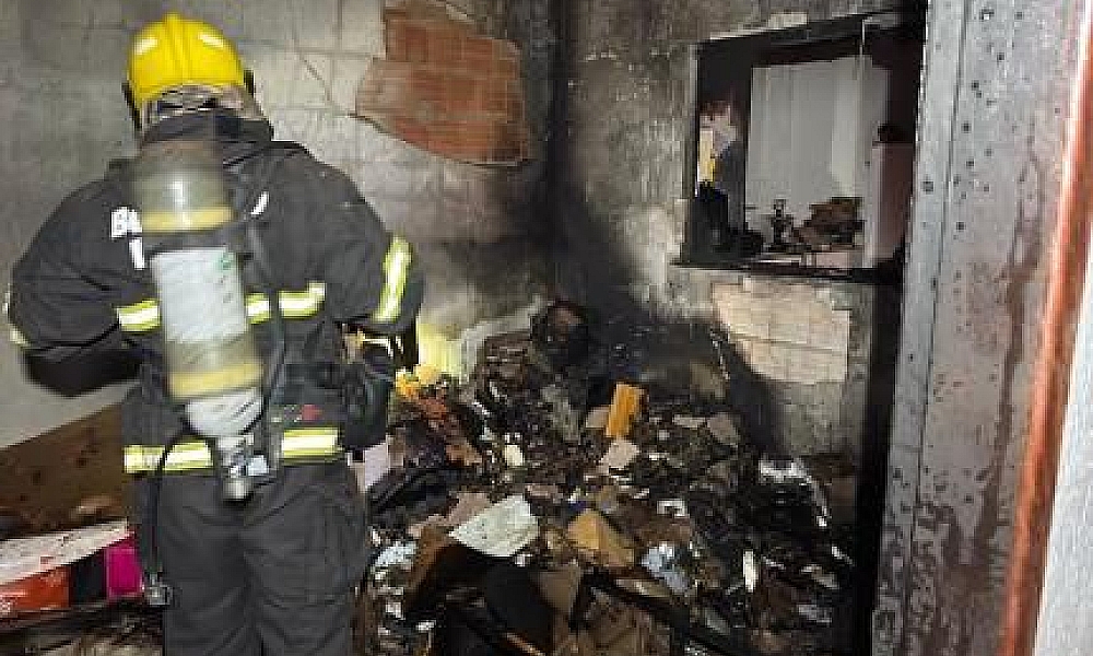 Incêndio destrói móveis e parte de residência durante a madrugada em Lucas do Rio Verde