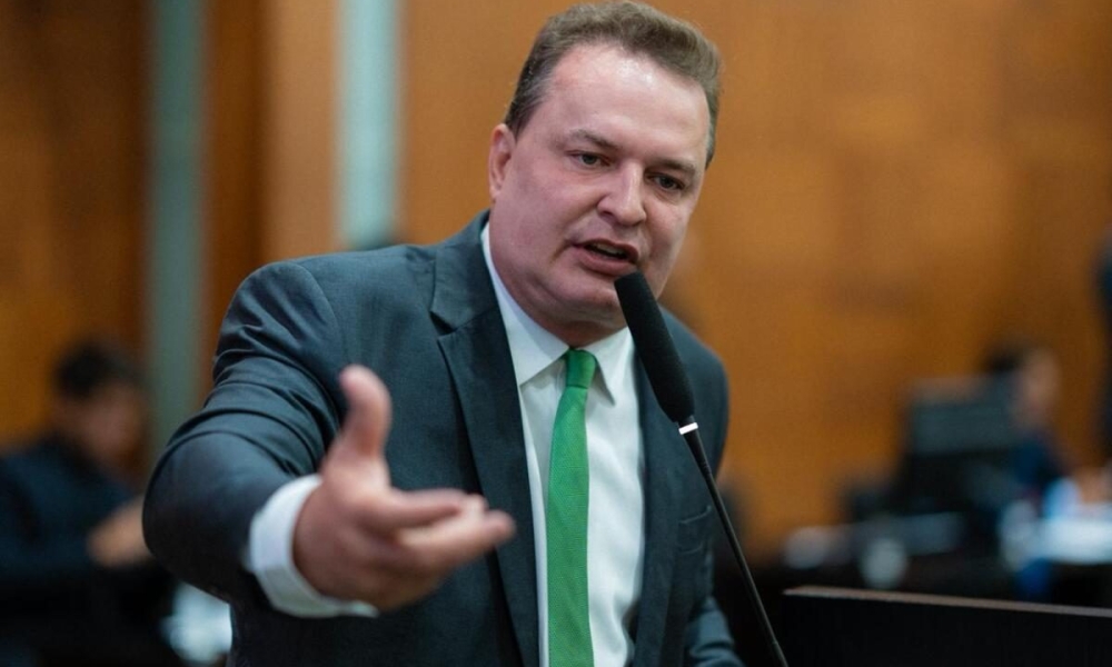 Max Russi denuncia “edital fechado” em licitação de OS e boicote a deputados na Secretaria de Saúde