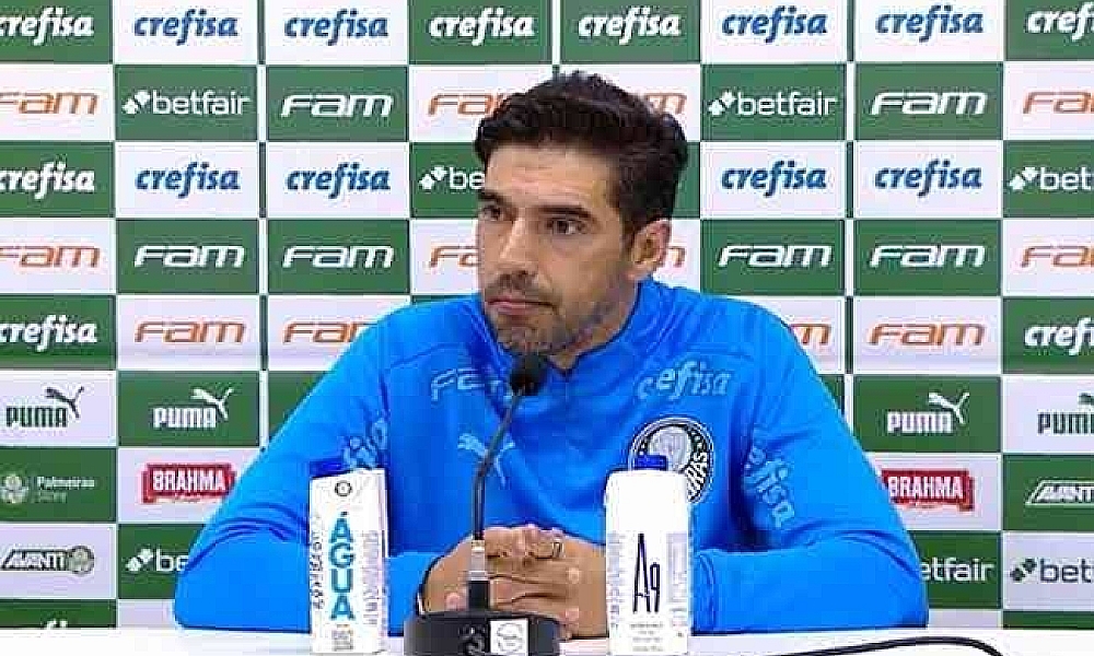 Abel Ferreira se irrita com questionamento sobre escalação e volta a criticar jornalistas