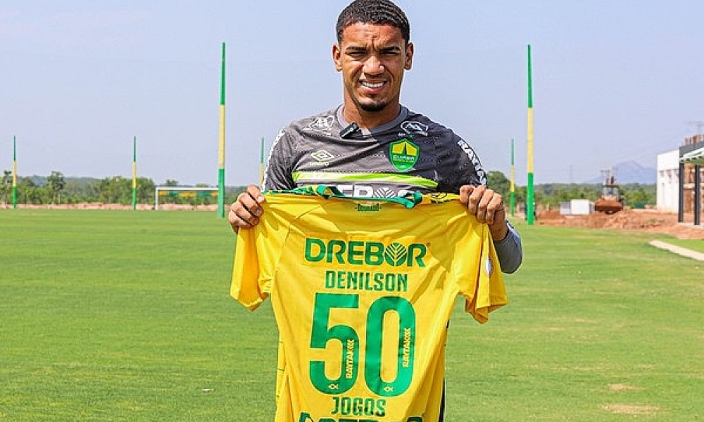 Cuiabá presenteia Denilson com camisa em alusão aos 50 jogos