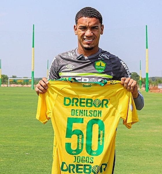 Cuiabá presenteia Denilson com camisa em alusão aos 50 jogos