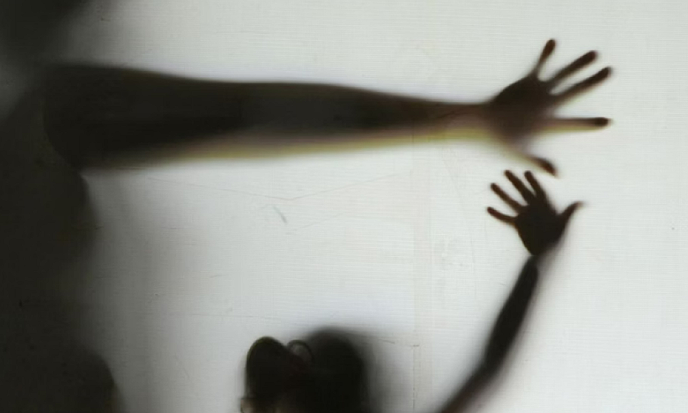 Criança de 11 anos engravida de companheiro da avó e tem bebê