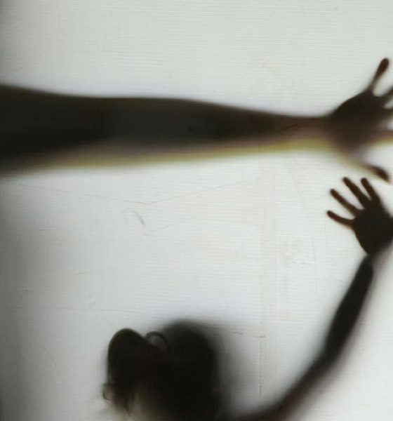 Criança de 11 anos engravida de companheiro da avó e tem bebê