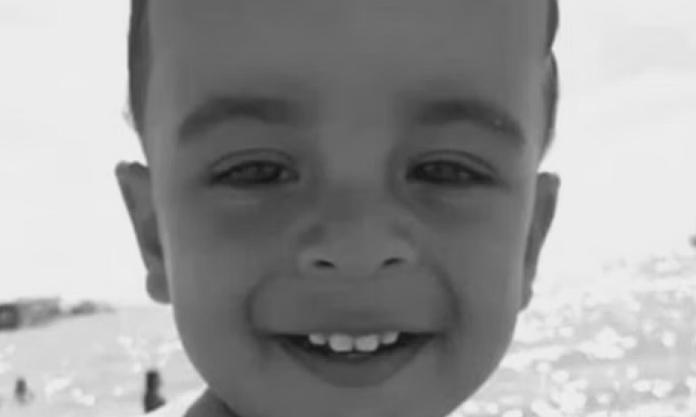 Menino que foi decapitado pela mãe é enterrado