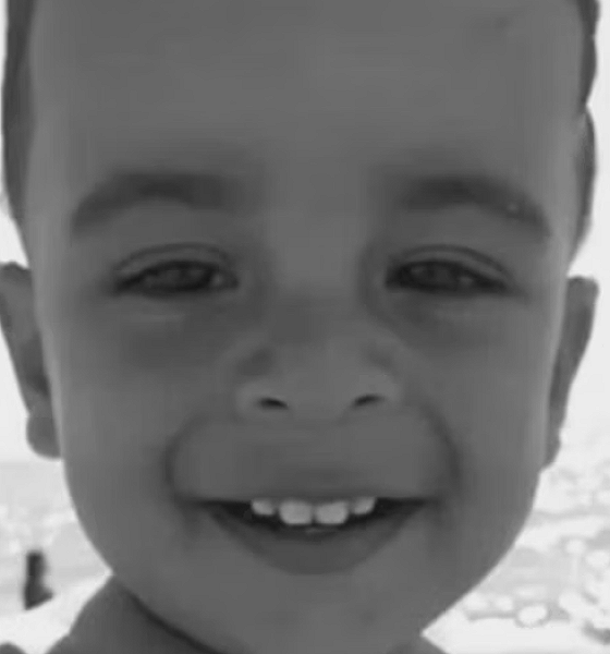 Menino que foi decapitado pela mãe é enterrado