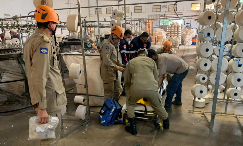 Corpo de Bombeiros Militar socorre vítima que ficou presa em máquina de tecelagem de indústria