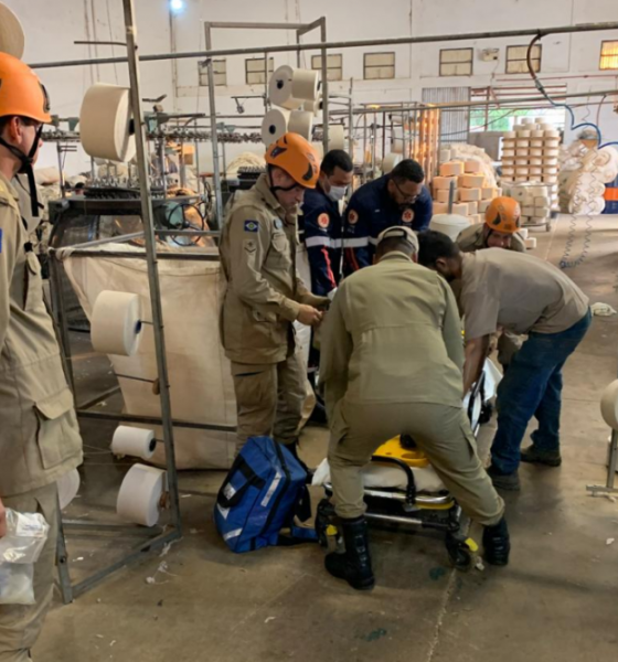 Corpo de Bombeiros Militar socorre vítima que ficou presa em máquina de tecelagem de indústria