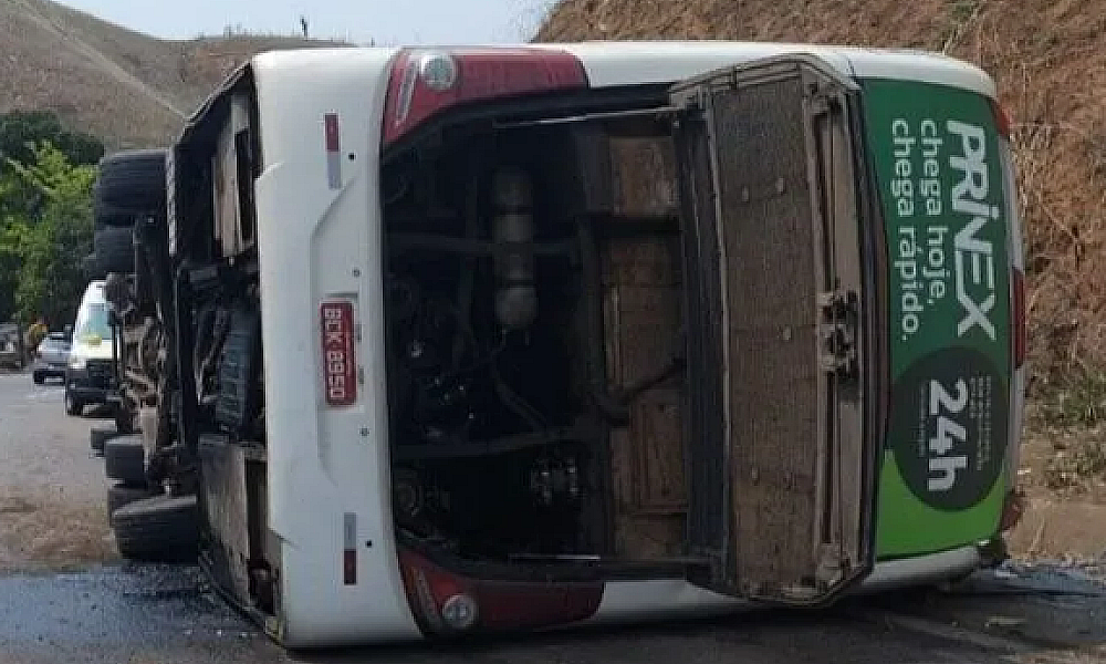 Ônibus com time de futebol americano Coritiba Crocodiles tomba e deixa três mortos