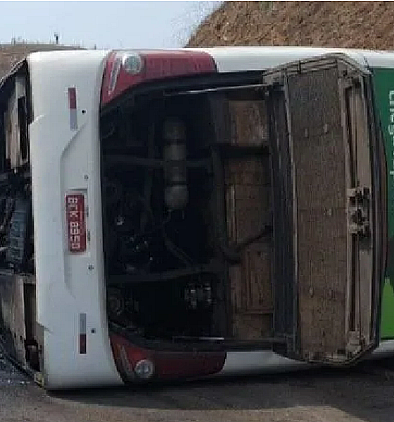 Ônibus com time de futebol americano Coritiba Crocodiles tomba e deixa três mortos