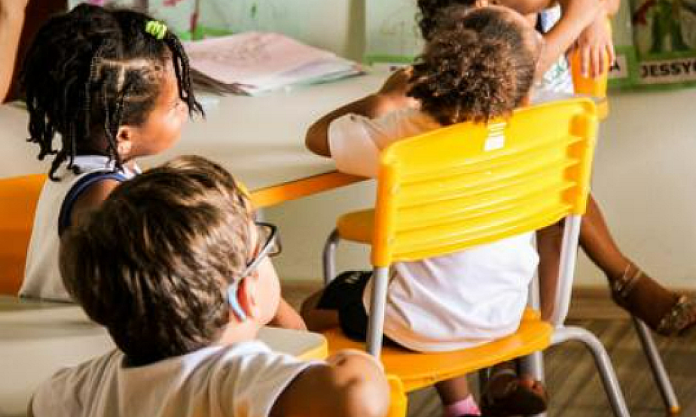 Pais reclamam de banheiro com câmeras e sem portas em cabines em escolinha