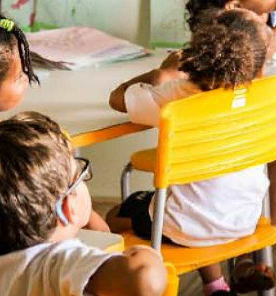 Pais reclamam de banheiro com câmeras e sem portas em cabines em escolinha