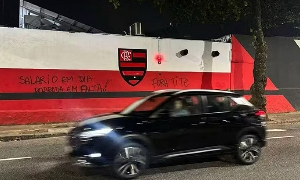 Sede do Flamengo é pichada com ameaça e pedido para a saída de Tite