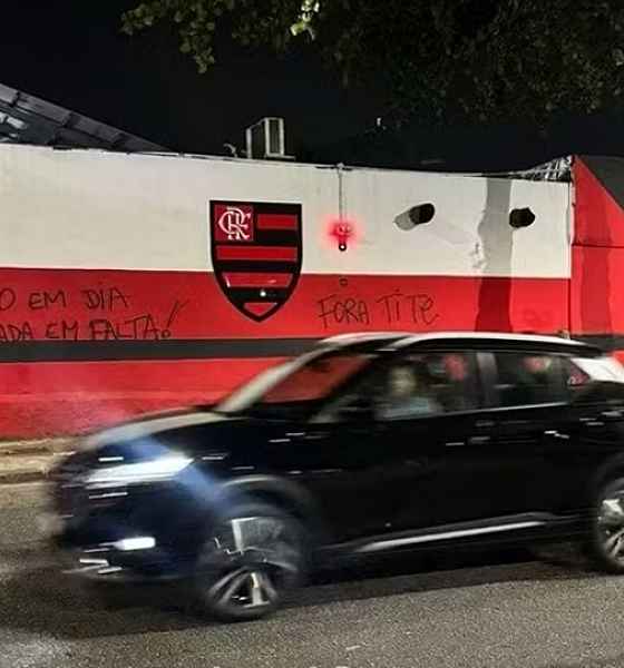 Sede do Flamengo é pichada com ameaça e pedido para a saída de Tite