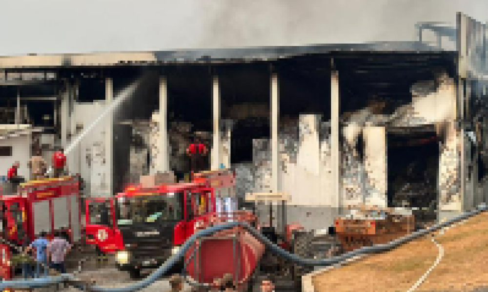 Incêndio de grandes proporções destrói frigorífico em Várzea Grande