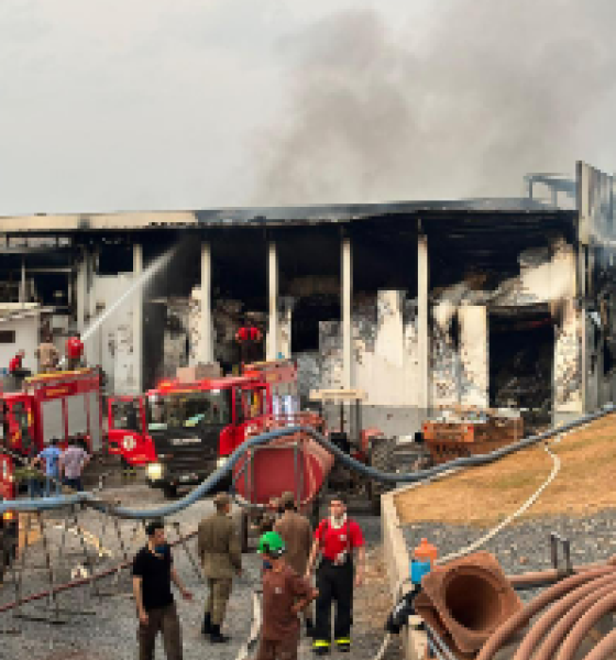 Incêndio de grandes proporções destrói frigorífico em Várzea Grande