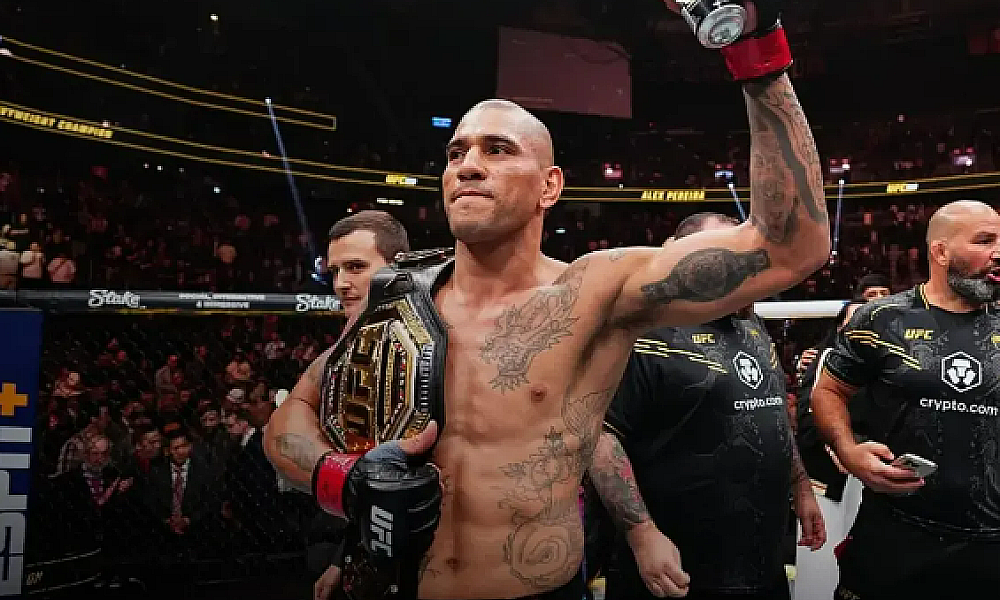 Alex Poatan defende cinturão com nocaute técnico no UFC e mira nova categoria