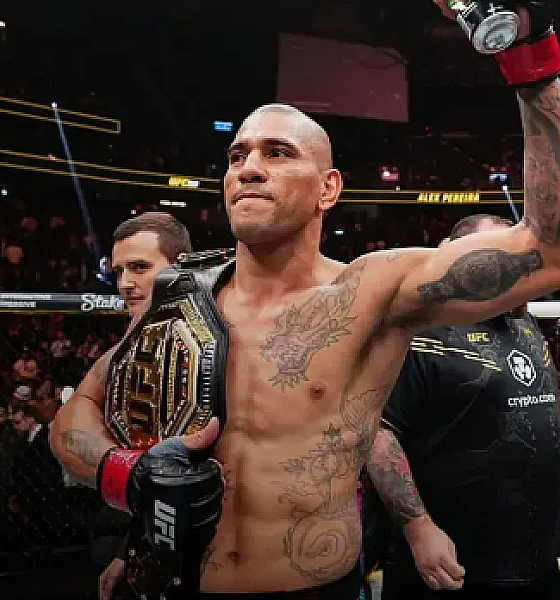 Alex Poatan defende cinturão com nocaute técnico no UFC e mira nova categoria