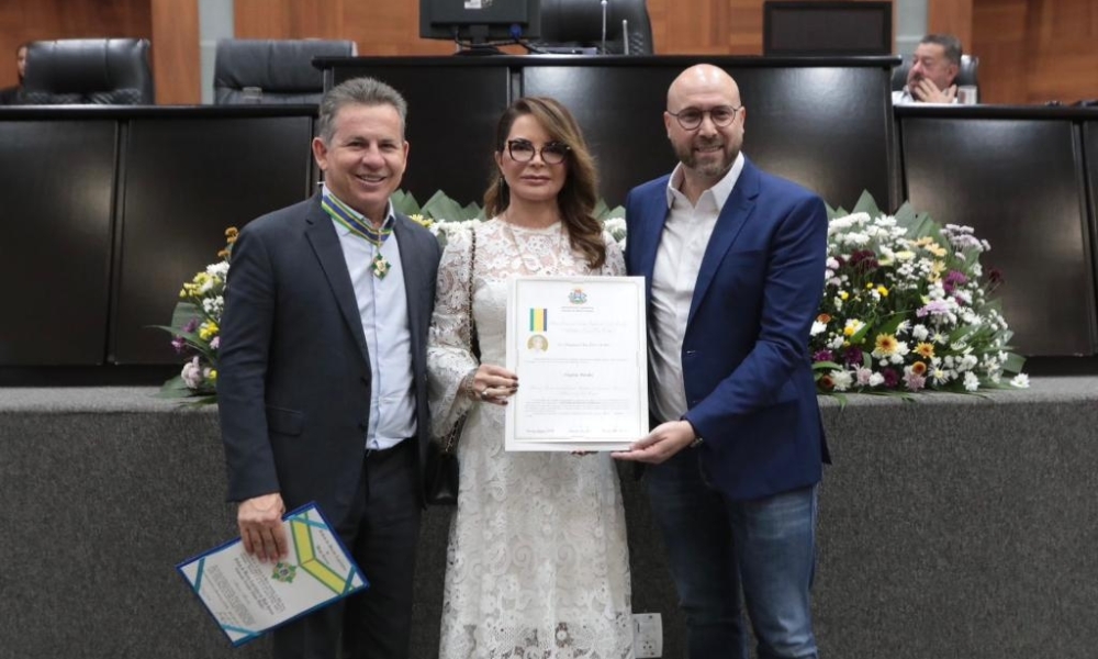 Primeira-dama e governador são agraciados com honrarias na ALMT