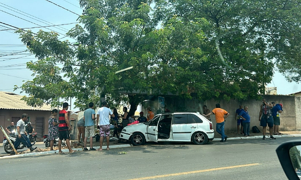 Carro invade calçada e atropela três adolescentes em ponto de ônibus no bairro Tijucal, em Cuiabá