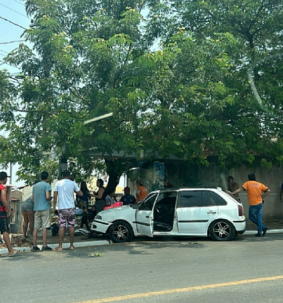 Carro invade calçada e atropela três adolescentes em ponto de ônibus no bairro Tijucal, em Cuiabá