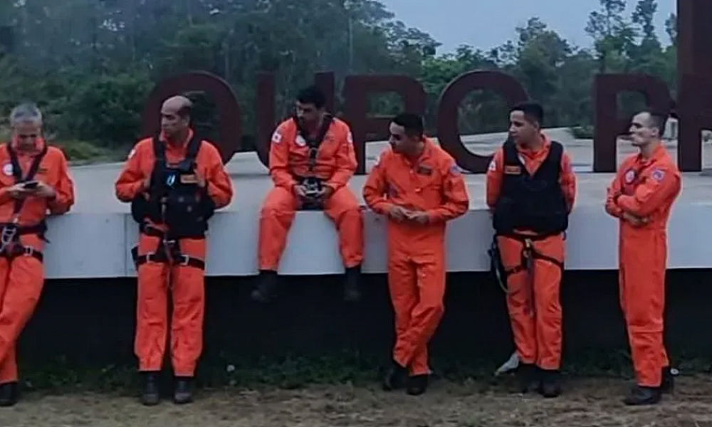 Helicóptero do Corpo de Bombeiros cai em Minas Gerais durante resgate e deixa seis mortos