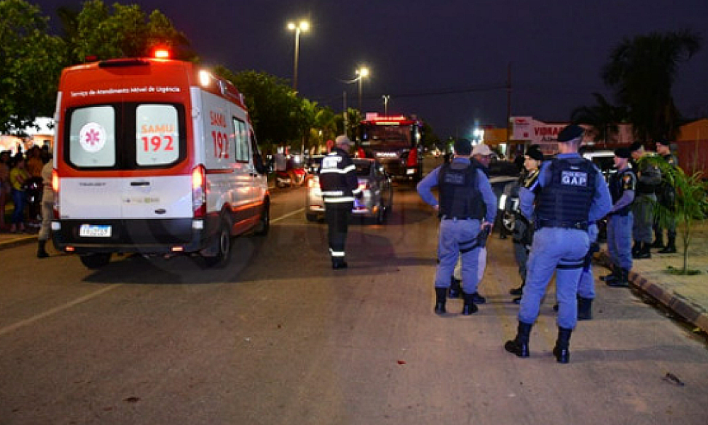 Motociclista com mandado de prisão bate em viatura da PM e quase atropela policiais em Rondonópolis