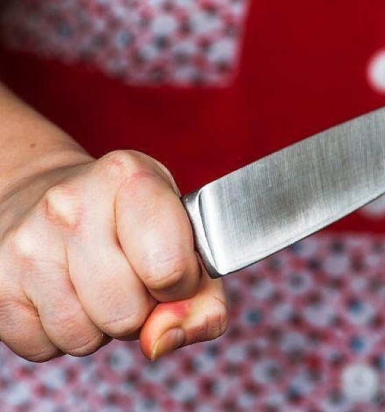 Homem é esfaqueado pela ex-mulher dentro de casa em Água Boa; suspeita é presa em flagrante