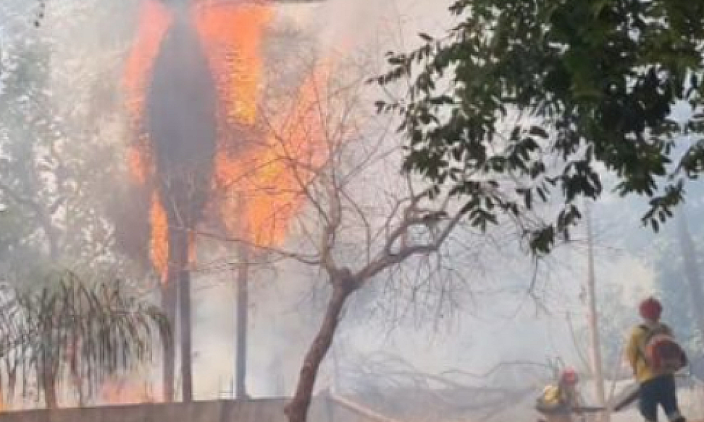 Incêndio de grandes proporções atinge área de vegetação no bairro Ribeirão do Lipa em Cuiabá