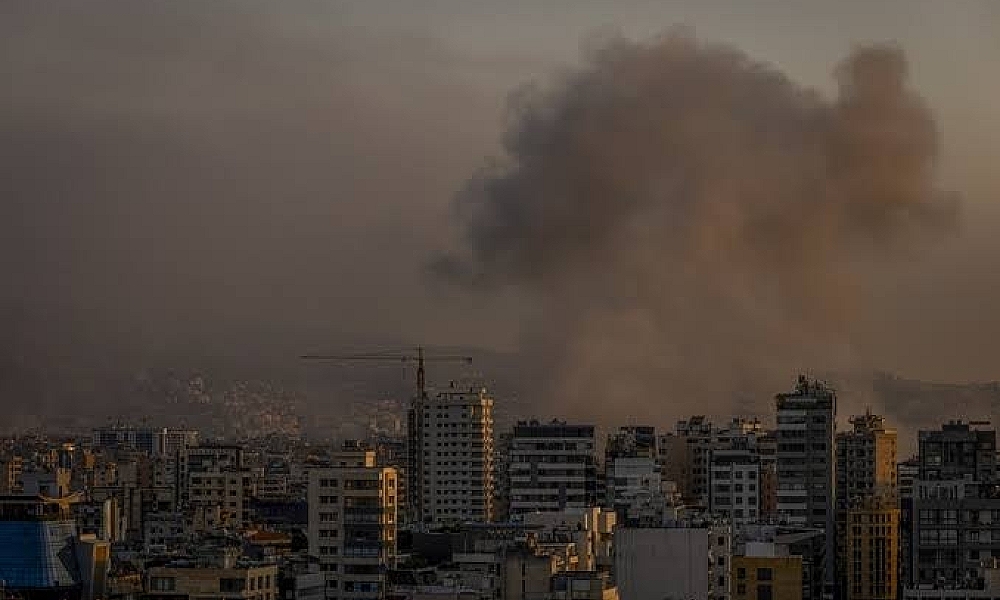 Israel realiza ataques aéreos em Beirute, destruindo prédios e causando incêndios