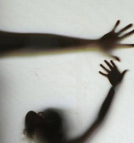 Homem é preso por agredir e arrastar namorada nua até a rua em Rondonópolis