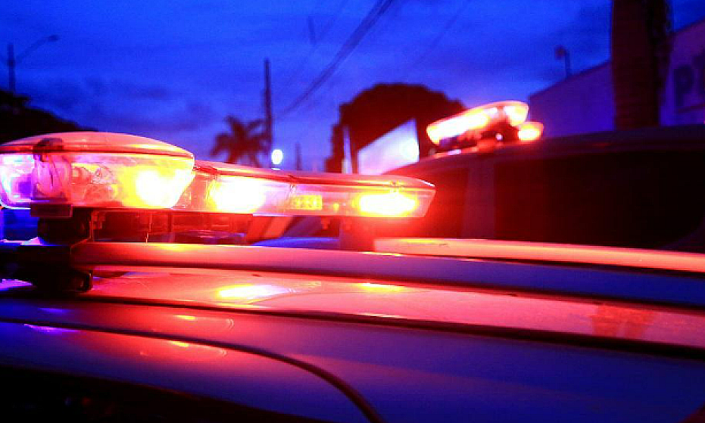 Homem é preso após esfaquear esposa enquanto ela segura bebê no colo em Apiacás