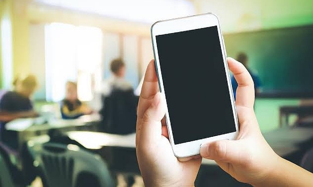Comissão aprova projeto que proíbe celular nas escolas