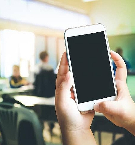 Comissão aprova projeto que proíbe celular nas escolas