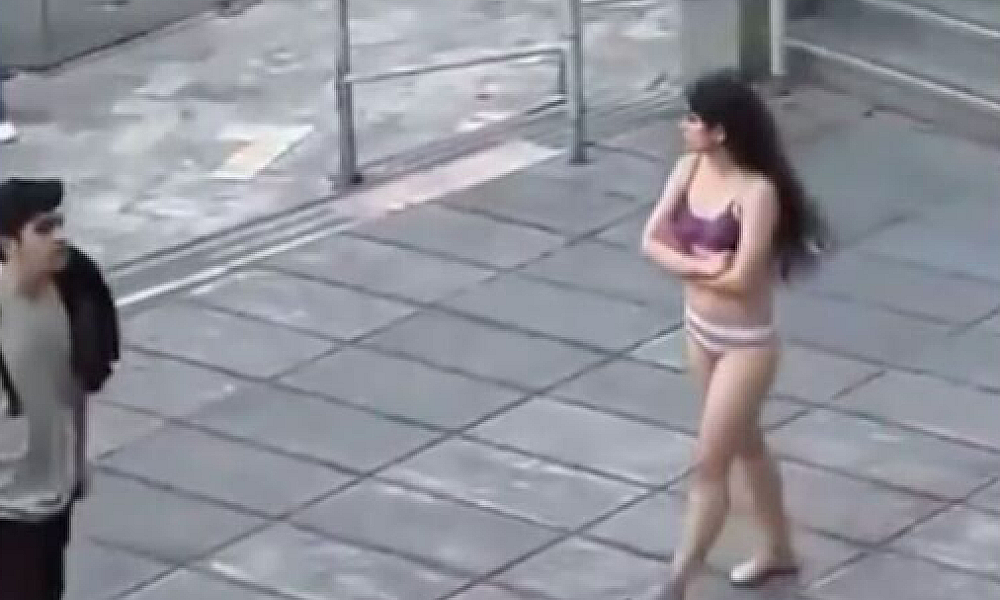 Jovem tira roupa em protesto contra código de vestimenta na universidade iraniana