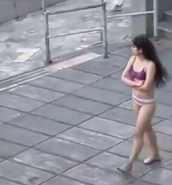 Jovem tira roupa em protesto contra código de vestimenta na universidade iraniana