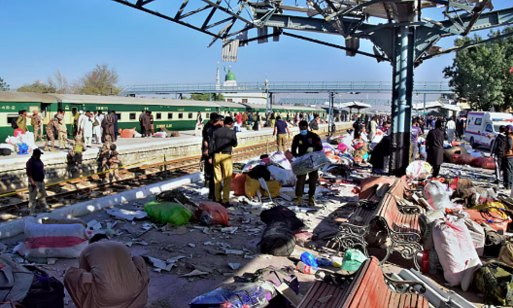 Atentado em estação de trem no Paquistão deixa 24 mortos