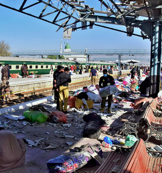 Atentado em estação de trem no Paquistão deixa 24 mortos