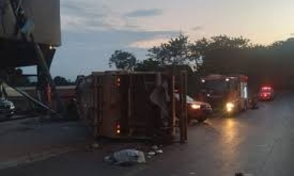 Motorista fica ferido após tombar caminhão de lixo em Várzea Grande